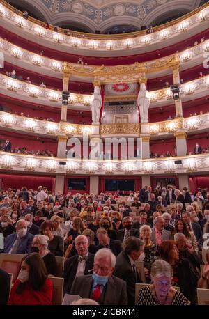 Patrons à l'entracte à l'intérieur du Théâtre National (Théâtre National), Munich, Bavière, Allemagne Banque D'Images