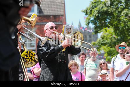 Wimborne Minster, Royaume-Uni. 11th juin 2022. Des milliers de personnes se sont empais de la ville de Wimborne Minster, dans le Dorset, pour le festival populaire. L'événement annuel est absent depuis deux ans à cause de la pandémie, mais il est revenu pour célébrer son anniversaire de 40th sous le soleil glorieux. Credit: Richard Crease/Alay Live News Banque D'Images