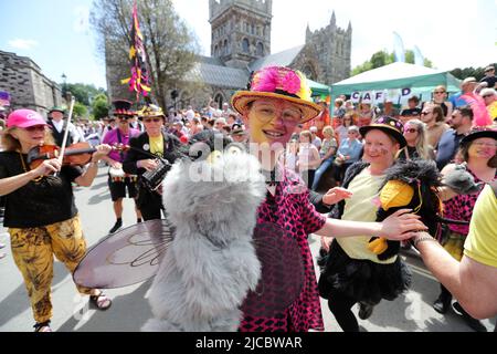 Wimborne Minster, Royaume-Uni. 11th juin 2022. Des milliers de personnes se sont empais de la ville de Wimborne Minster, dans le Dorset, pour le festival populaire. L'événement annuel est absent depuis deux ans à cause de la pandémie, mais il est revenu pour célébrer son anniversaire de 40th sous le soleil glorieux. Credit: Richard Crease/Alay Live News Banque D'Images