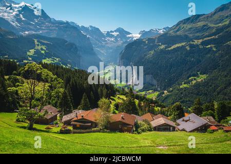 Maisons sur la place pittoresque dans les Alpes avec vue imprenable, vallée de Lauterbrunnen, Wengen, Oberland bernois, Suisse, Europe Banque D'Images