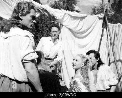 JOSETTE DAY, JEAN MARAIS et JEAN COCTEAU dans LA BEAUTÉ ET LA BÊTE (1946) -titre original: LA BELLE et LA BEÏTE-, réalisé par JEAN COCTEAU. Credit: FILMS ANDRE PAULVE / Album Banque D'Images