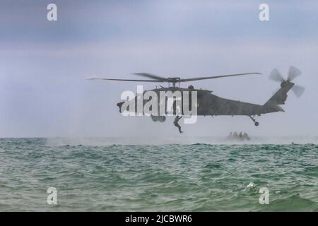 17 mai 2022 - Manta, Equateur - les membres du Régiment d'aviation des opérations spéciales de 160th (aéroporté) abandonner les membres des 7th Forces spéciales et des forces spéciales équatoriennes dans l'eau pendant l'entraînement de HELOCAST à Manta Equateur, 18 mai 2022. L'armée équatorienne et les forces américaines mènent des échanges militaires de routine depuis 6-27 mai entre les villes de Manta et de Latacunga. Les échanges bilatéraux permettent aux deux militaires de renforcer la préparation tactique pour les opérations futures maintenir la préparation et le soutien engagement continu en réponse aux crises de sécurité émergentes et aux catastrophes naturelles. (Crédit Imag Banque D'Images