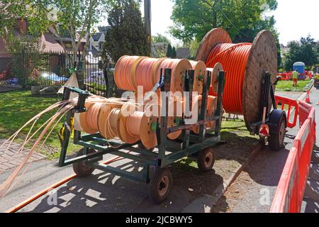 Projet d'infrastructure à large bande ultra-rapide en fibre optique dans les villages ruraux d'Essex câbles sur batterie pour poser de nouvelles tranchées peu profondes Angleterre Royaume-Uni Banque D'Images