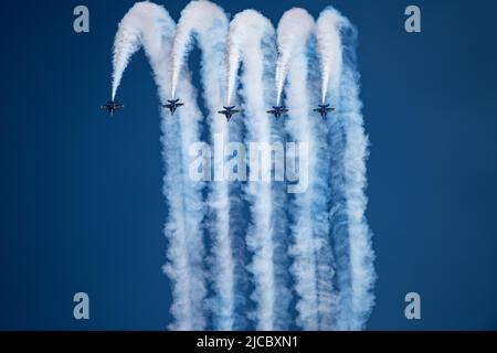 Dakota du Sud, États-Unis. 15th mai 2022. L'équipe de démonstration de l'US Navy Flight, les Blue Angels, effectue des manœuvres aériennes au-dessus de la base aérienne d'Ellsworth lors du salon de l'air et de l'espace d'Ellsworth 2022 - Raider Country Open House, 14 mai & 15. L'avion des Blue Angels, le F/A-18 Hornet, est un porte-avions capable de se préparer au combat en 72 heures environ. Crédit : U.S. National Guard/ZUMA Press Wire Service/ZUMAPRESS.com/Alamy Live News Banque D'Images