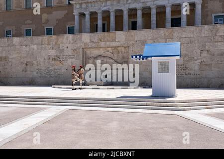 Changement des gardes à la tombe du Soldat inconnu, Athènes, Grèce, Europe Banque D'Images