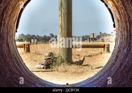 Camp Pendleton, Californie, États-Unis. 30th avril 2022. Un candidat officier du corps des Marines des États-Unis avec l'équipe de sélection des officiers San Diego, un copain se précipite pendant un week-end de préparation scolaire des candidats officiers à Edson Range, Camp Pendleton, Californie sur 30 avril 2022. Le week-end de préparation OCS est conçu pour préparer mentalement et physiquement les futurs officiers de Marine corps pour les rigueurs de OCS Credit: US Marines/ZUMA Press Wire Service/ZUMAPRESS.com/Alamy Live News Banque D'Images