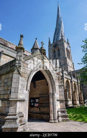 Chesterfield, Royaume-Uni- 14 mai 2022: Église Sainte Marie et Toussaint avec la flèche tortueuse de Chesterfield en Angleterre Banque D'Images