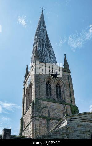 Chesterfield, Royaume-Uni- 14 mai 2022: Église Sainte Marie et Toussaint avec la flèche tortueuse de Chesterfield en Angleterre Banque D'Images