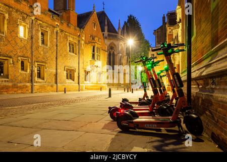 Location de scooters garés dans la rue dans le centre-ville de Cambridge, Angleterre. Banque D'Images