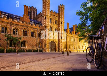 Dawn au St John's College de Cambridge, Angleterre. Banque D'Images