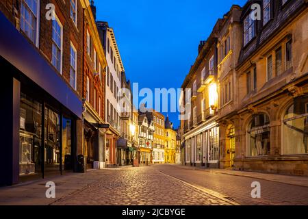 Dawn sur Trinity Street à Cambridge, Angleterre. Banque D'Images