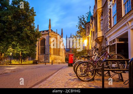 Dawn sur Trinity Street à Cambridge, Angleterre. Banque D'Images