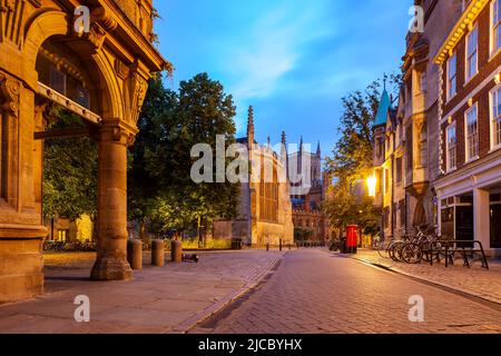 Aube printanière sur Trinity Street à Cambridge, Angleterre. Banque D'Images