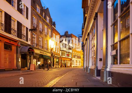 Dawn sur Trinity Street dans le centre-ville de Cambridge, Angleterre. Banque D'Images