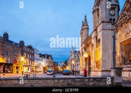 Aube dans le centre-ville de Cambridge, Angleterre. Banque D'Images