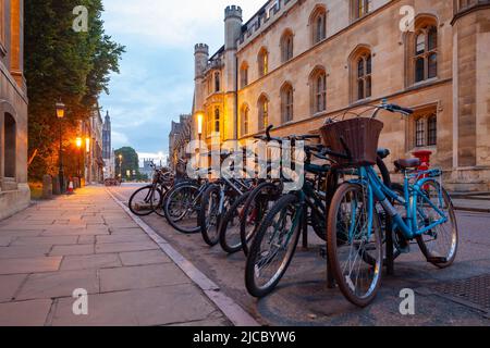 Dawn sur Trumpington Street dans le centre-ville de Cambridge, Angleterre. Banque D'Images