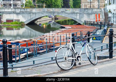 Aube dans le centre-ville de Cambridge, Angleterre. Banque D'Images