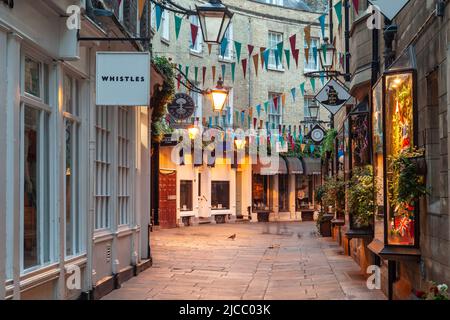 Dawn on Rose Crescent dans le centre-ville de Cambridge, Angleterre. Banque D'Images