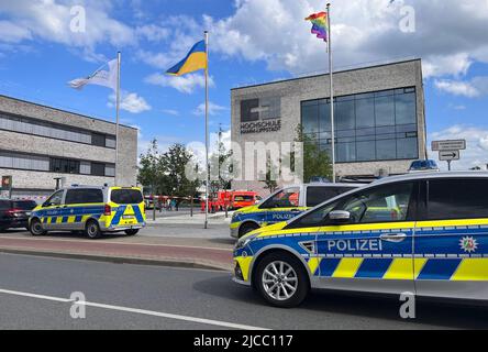 Hamm, Allemagne. 10th juin 2022. Véhicules d'urgence devant le bâtiment de l'Université des sciences appliquées de Hamm-Lippstadt. Credit: Festim Beqiri/TV7NEWS/dpa/Alay Live News Banque D'Images