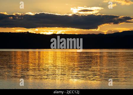Coucher de soleil et réflexion au lac Taupo, Île du Nord, Nouvelle-Zélande Banque D'Images