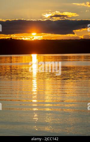 Coucher de soleil et réflexion au lac Taupo, Île du Nord, Nouvelle-Zélande Banque D'Images