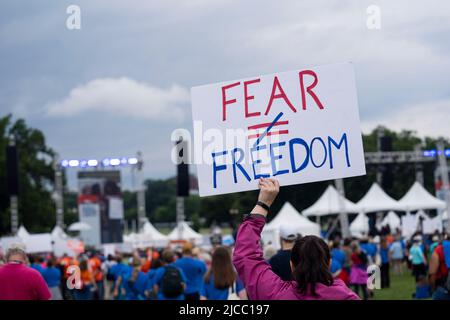 (220612) -- WASHINGTON, D.C., 12 juin 2022 (Xinhua) -- les gens se rassemblent lors d'un rassemblement dénonçant la violence grandissante des armes à feu tout en exhortant les politiciens à prendre des mesures à Washington, D.C., aux États-Unis, au 11 juin 2022. POUR ALLER AVEC "Feature: Les Américains décry la violence des armes à feu, l'inaction politique dans les rassemblements nationaux" (Xinhua/Liu Jie) Credit: Liu Jie/Xinhua/Alay Live News Banque D'Images