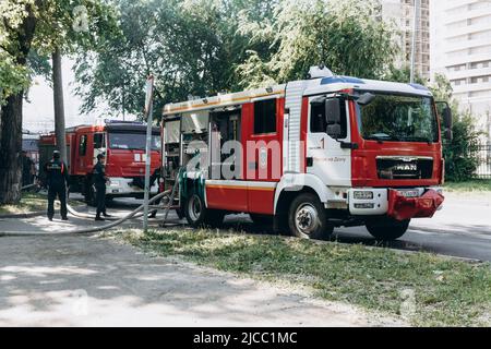 Russie, Rostov-sur-le-Don - 2 juin 2022: Des camions d'incendie sont arrivés pour éteindre l'incendie, les sauveteurs déploient des tuyaux d'incendie. Banque D'Images