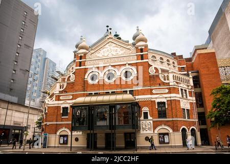 Belfast, Royaume-Uni - 21 mai 2022 : façade du théâtre du Grand Opéra de Belfast, Irlande du Nord. Banque D'Images