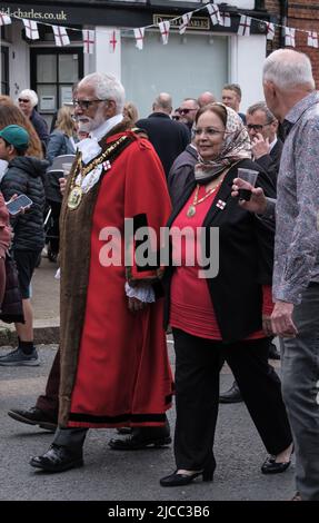 Le maire de Harrow, Cllr Ghazanfar Ali, en tenue officielle, et sa femme marchent sur High Street à la fête de la Saint-Georges. Pinner, Harrow, Londres. Banque D'Images