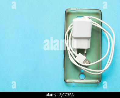 Étui transparent en silicone et chargeur pour smartphone. Copier l'espace. Accessoires pour smartphone. Banque D'Images