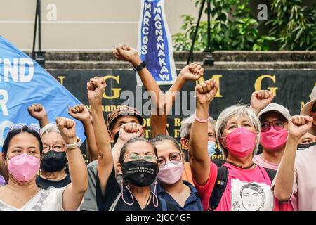 Quezon, Philippines. 12th juin 2022. Les militants élèvent leurs poings lors de la manifestation du jour de l'indépendance. Divers groupes prennent part à un mouvement lors de la célébration de 124th année de la Journée de l'indépendance des Philippines. Des militants et des défenseurs des droits de l'homme ont organisé une activité de la Journée de l'indépendance axée sur l'état de liberté dans le pays, qui traite de la liberté de la presse, de la liberté économique et de la souveraineté nationale qui est censée être menacée par la nouvelle administration entrante de Ferdinand Marcos Jr. Crédit: SOPA Images Limited/Alamy Live News Banque D'Images