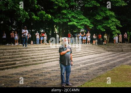 Quezon, Philippines. 12th juin 2022. Un homme chante l'hymne national philippin tout en tenant sa poitrine gauche pendant le jour de l'indépendance. Divers groupes prennent part à un mouvement lors de la célébration de 124th année de la Journée de l'indépendance des Philippines. Des militants et des défenseurs des droits de l'homme ont organisé une activité de la Journée de l'indépendance axée sur l'état de liberté dans le pays, qui traite de la liberté de la presse, de la liberté économique et de la souveraineté nationale qui est censée être menacée par la nouvelle administration entrante de Ferdinand Marcos Jr. Crédit: SOPA Images Limited/Alamy Live News Banque D'Images