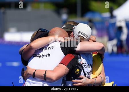 Recurve Women Team Allemagne avec Katharina Bauer, Michelle Kroppen et Charline Schwarz après avoir remporté l'or et les Championnats d'Europe 2022 pendant les Championnats d'Europe de tir à l'arc 2022 pendant les finales récurves à Theresienwiese, Munich. Sven Beyrich/SPP Banque D'Images