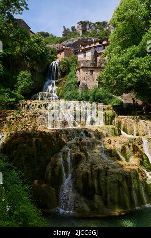 Belle piscine d'eau claire à la petite ville d'Orbaneja del Castillo, Burgos, Espagne, Europe Banque D'Images