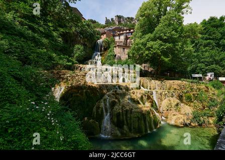 Beau paysage dans la petite ville d'Orbaneja del Castillo, Burgos, Espagne, Europe Banque D'Images