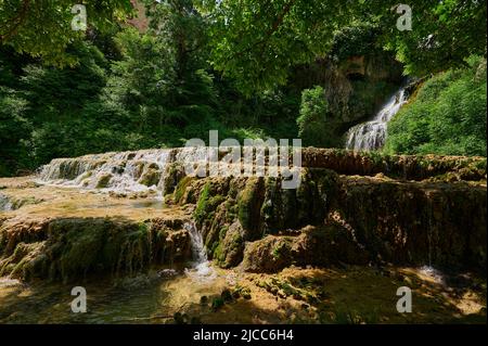 Beau paysage dans la petite ville d'Orbaneja del Castillo, Burgos, Espagne, Europe Banque D'Images