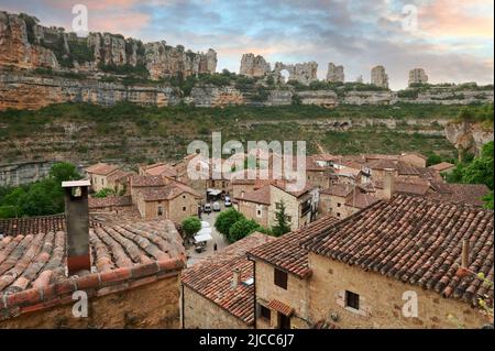 Beau paysage dans la petite ville d'Orbaneja del Castillo, Burgos, Espagne, Europe Banque D'Images