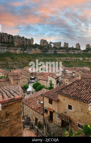 Beau paysage dans la petite ville d'Orbaneja del Castillo, Burgos, Espagne, Europe Banque D'Images