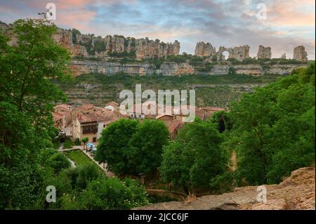 Beau paysage dans la petite ville d'Orbaneja del Castillo, Burgos, Espagne, Europe Banque D'Images