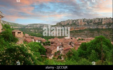 Beau paysage dans la petite ville d'Orbaneja del Castillo, Burgos, Espagne, Europe Banque D'Images