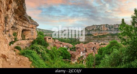 Beau paysage dans la petite ville d'Orbaneja del Castillo, Burgos, Espagne, Europe Banque D'Images