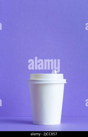 Gobelet en papier blanc sur fond violet Banque D'Images