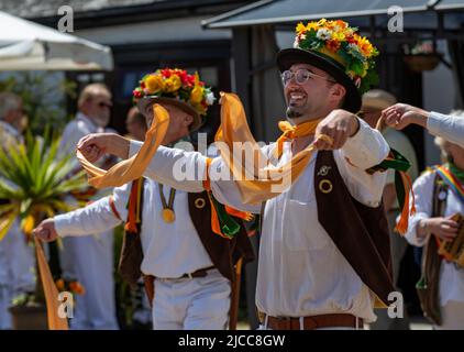 Thaxted, Essex, Royaume-Uni. 11th juin 2022. Chelmsford Men Morris côté se exécutant au Horse and Groom, Cornish Hall End, Essex. Quatorze Morris Dancing Sides ont dansé dans 14 villages du nord-ouest de l'Essex pour la première fois depuis que les restrictions Covid ont été levées pour le week-end de Thaxted Morris. La soirée s'est terminée juste après 10pm, quand tous les feux de rue sont Credit: BRIAN HARRIS/Alay Live News Banque D'Images