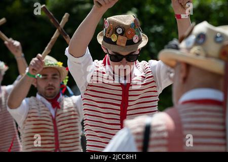 Thaxted, Essex, Royaume-Uni. 11th juin 2022. Tom Basset, du côté Thaxted Morris, se produit. Quatorze Morris Dancing Sides ont dansé dans 14 villages du nord-ouest de l'Essex pour la première fois depuis que les restrictions Covid ont été levées pour le week-end de Thaxted Morris. La soirée s'est terminée juste après 10pm, lorsque tous les feux de rue sont éteints et que le côté de Thaxted exécute t Credit: BRIAN HARRIS/Alamy Live News Banque D'Images