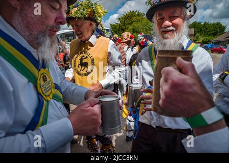 Thaxted, Essex, Royaume-Uni. 11th juin 2022. Les pintes de bière sont traditionnelles lors d'un week-end de danse Morris, vu ici au Plow Debden Essex. Quatorze Morris Dancing Sides ont dansé dans 14 villages du nord-ouest de l'Essex pour la première fois depuis que les restrictions Covid ont été levées pour le week-end de Thaxted Morris. La soirée s'est terminée juste après 10pm, lorsque tout la rue l crédit: BRIAN HARRIS/Alay Live News Banque D'Images