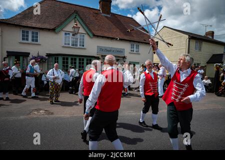 Thaxted, Essex, Royaume-Uni. 11th juin 2022. Claro Sword Morris côté compléter leur danse avec un ensemble de mots entrelacés. Quatorze Morris Dancing Sides ont dansé dans 14 villages du nord-ouest de l'Essex pour la première fois depuis que les restrictions Covid ont été levées pour le week-end de Thaxted Morris. La soirée s'est terminée juste après 10pm quand tous les feux de rue sont tournés o crédit: BRIAN HARRIS/Alay Live News Banque D'Images