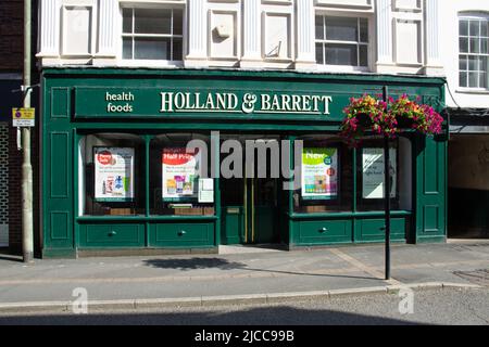 TIVERTON, Royaume-Uni - 21 JUIN 2021 la succursale de Tiverton aux pays-Bas et Barrett Shop sur Fore Street Banque D'Images