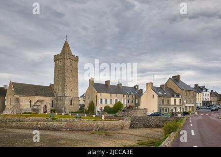 Image d'une partie du village de Port bail, Normandie France avec l'église inférieure et une partie du pont. Banque D'Images