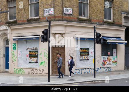 Les piétons à l'extérieur sont fermés et sont montés à bord de la boutique de sandwichs, Mortimer Street, City of Westminster, Londres, Royaume-Uni. 5 juin 2022 Banque D'Images