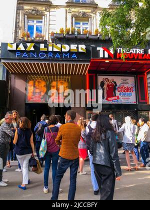 Paris, France, Cinéma français, « Max Linder Panorama », Cinéma, grande foule de gens faisant la queue par derrière, debout sur la rue, devant Banque D'Images